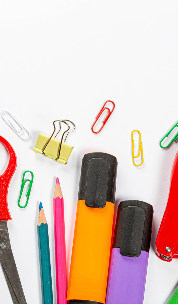 Канцелярские предметы на белом фоне крупным планом 