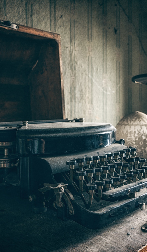 Старая черная печатная машинка на столе 