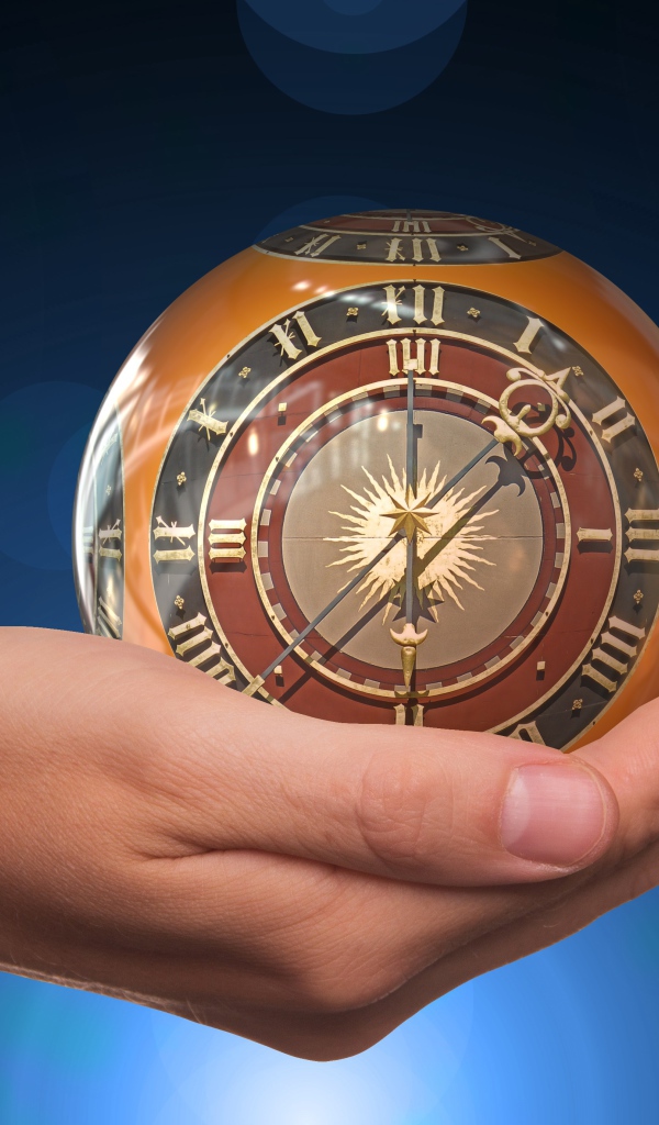 Старые стеклянные часы на ладони