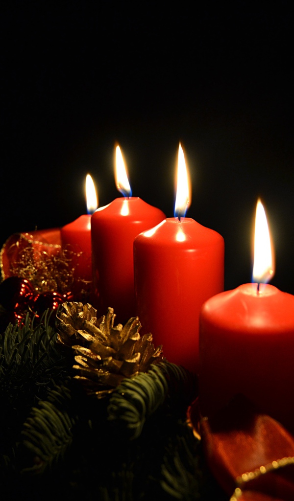 Красные праздничные свечи на черном фоне 