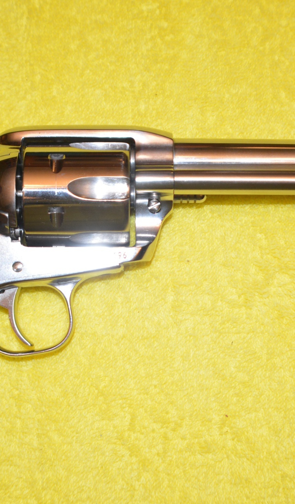 Револьвер 45 Colt на желтом фоне