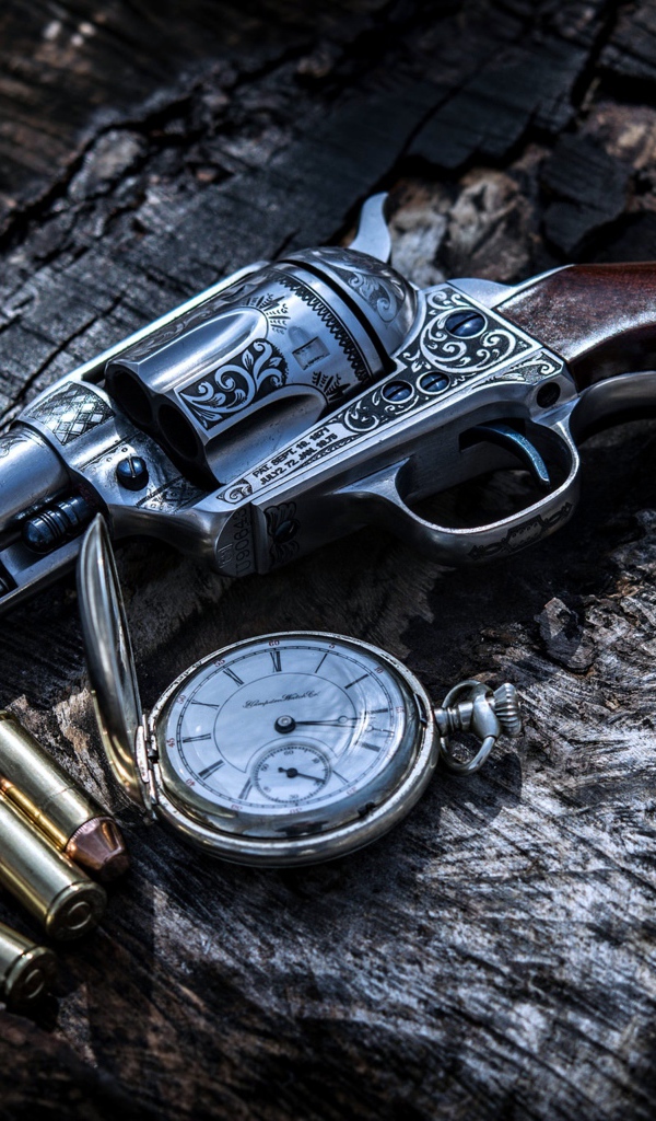 Револьвер с патронами и карманными часами 