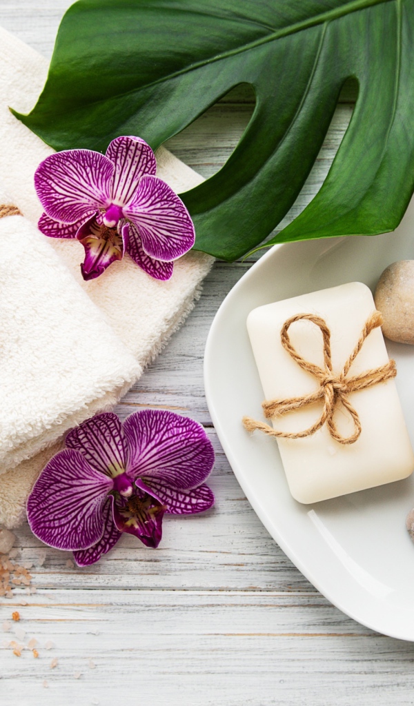 Соль, полотенца, листья и цветы для СПА