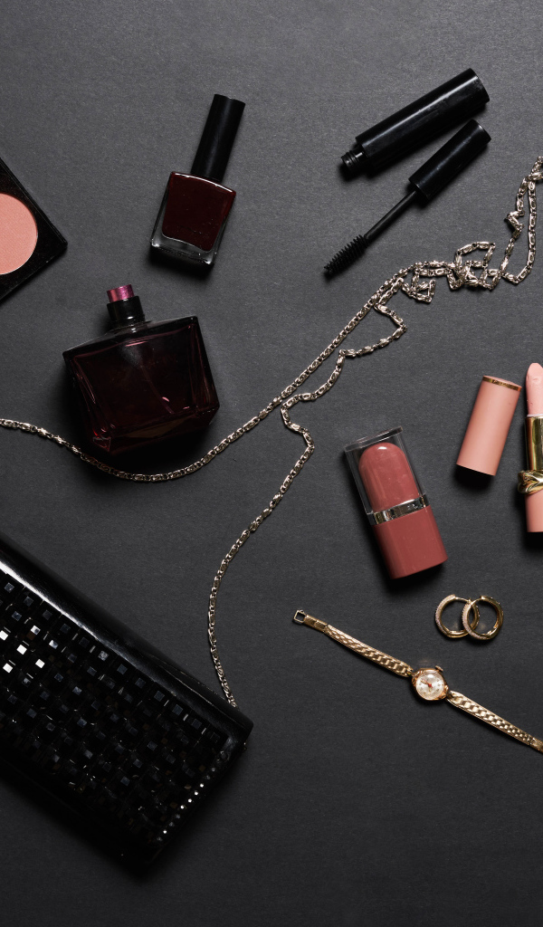 Набор косметики для девушки на сером фоне