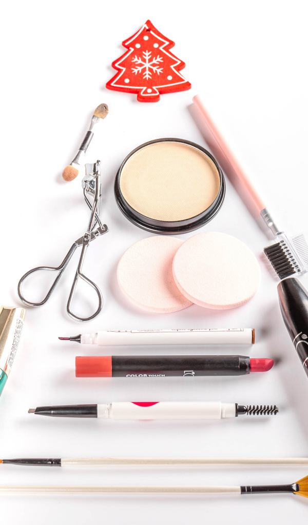 Набор косметики для девушки на белом фоне