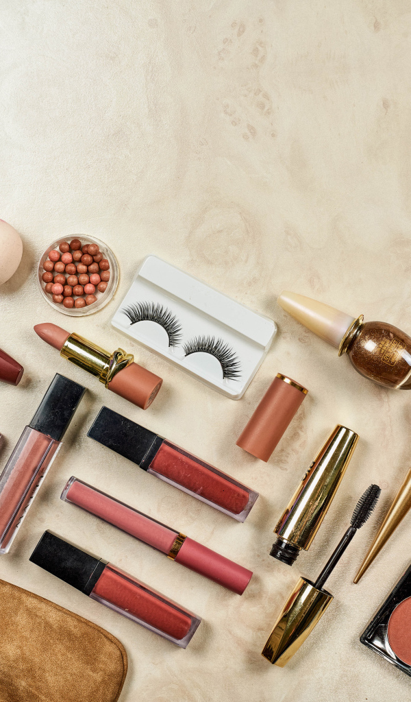 Набор косметики на столе 