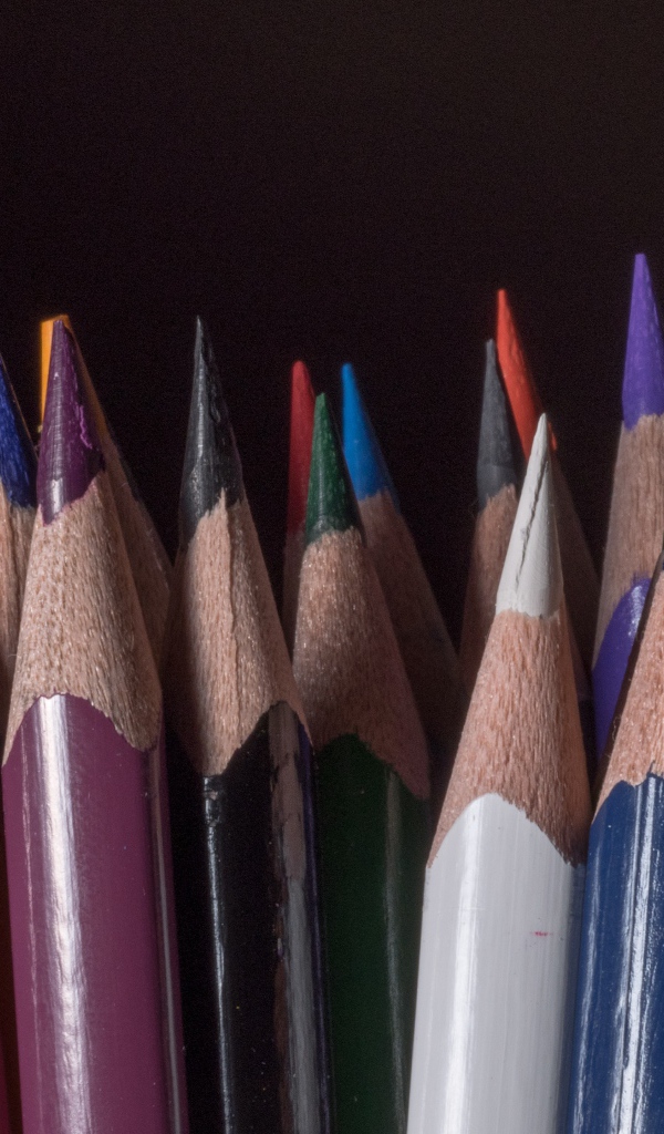Острые разноцветные карандаши для рисования на черном фоне