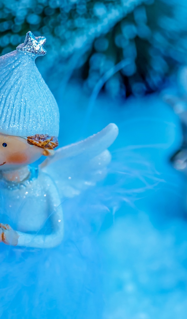 Маленькая фигурка ангел крупным планом 