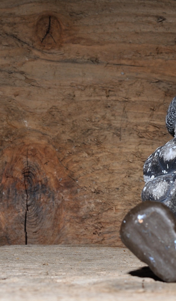 Фигурка снеговик у деревянной стены