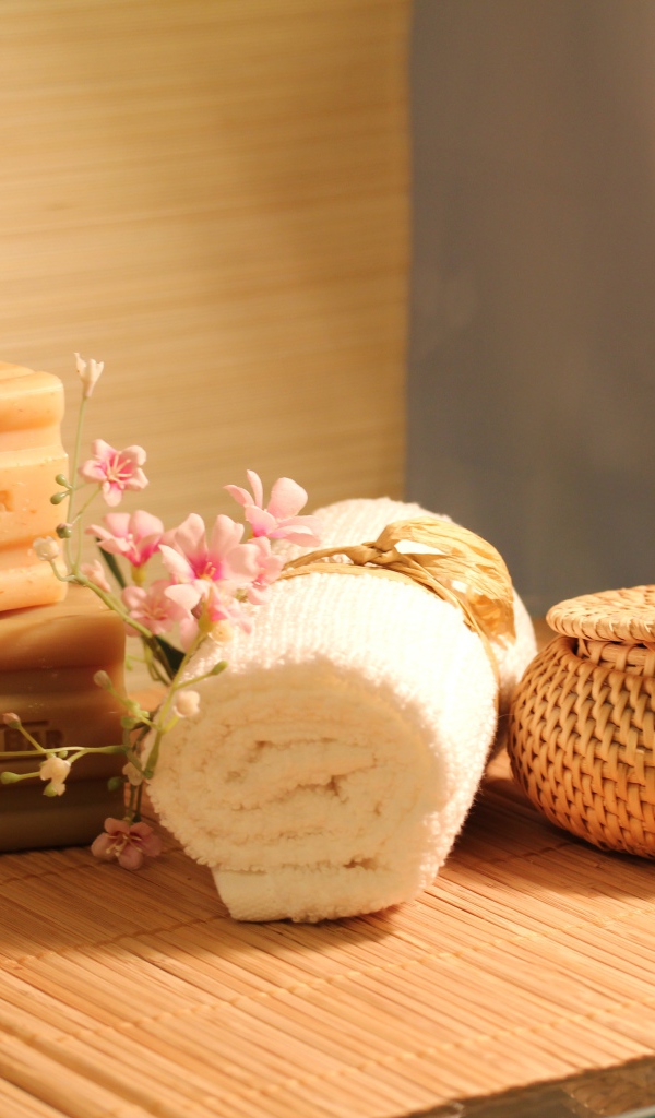 Мыло на столе с полотенцем и маслом