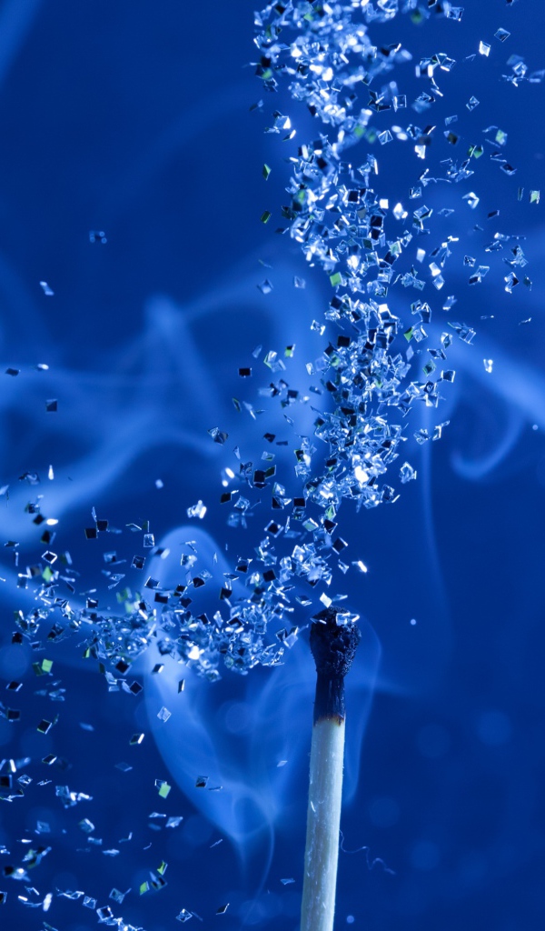 Спичка с блестками на голубом фоне