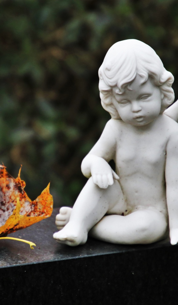 Статуэтка белого ангела с желтыми листьями