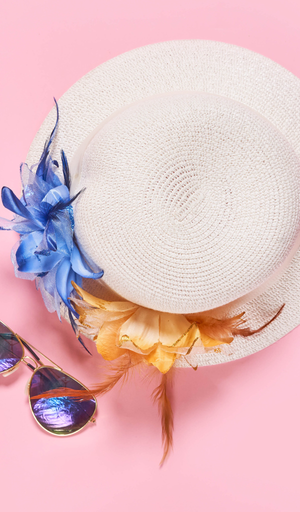 Соломенная шляпа с очками на розовом фоне 