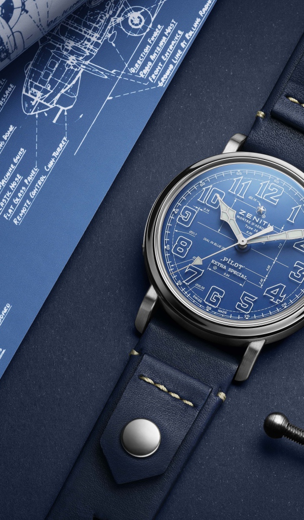 Стильные дорогие мужские часы  Zenith Pilot Type 20 на столе с ручной