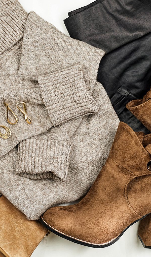 Свитер,сапоги и сумка на белом фоне