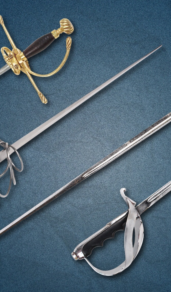 Шпаги и клинок на сером фоне