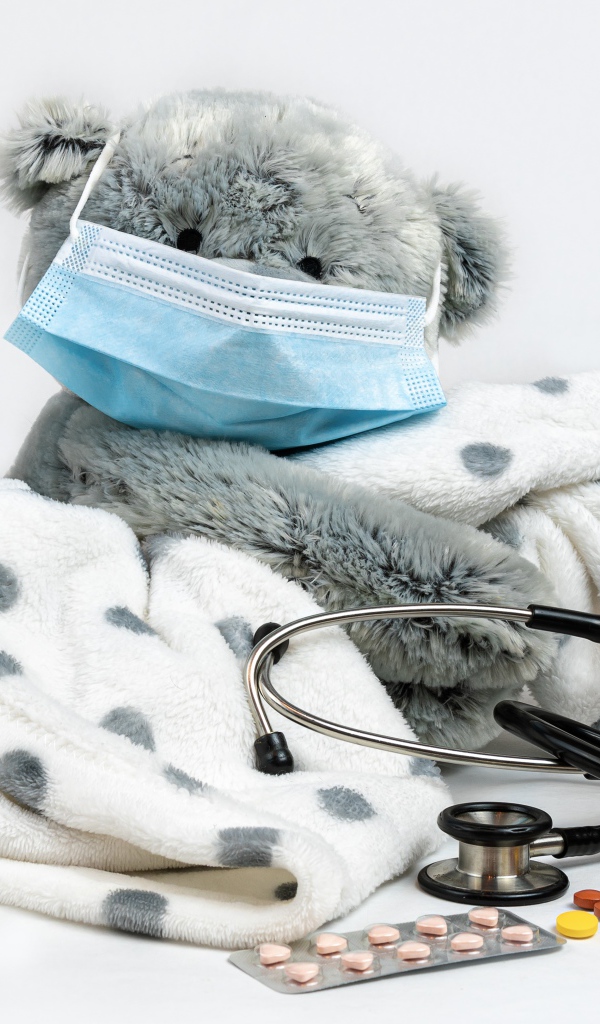 Плюшевый медведь в маске с таблетками