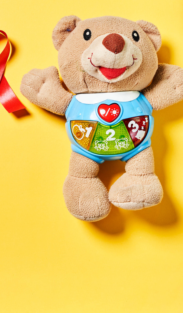 Игрушечный медвежонок с фонендоскопом на желтом фоне 