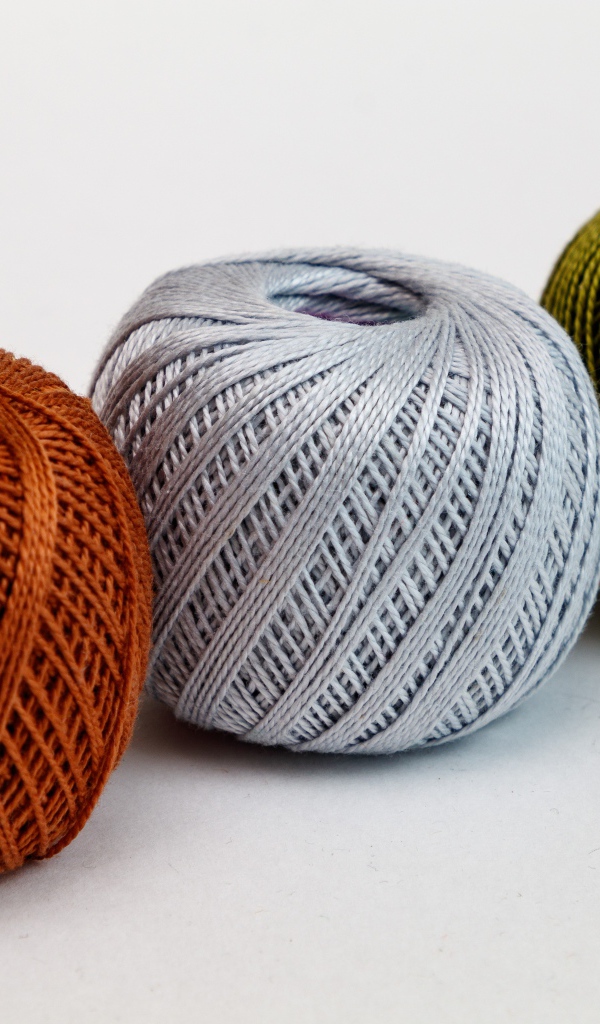 Три клубка пряжи на белом фоне 