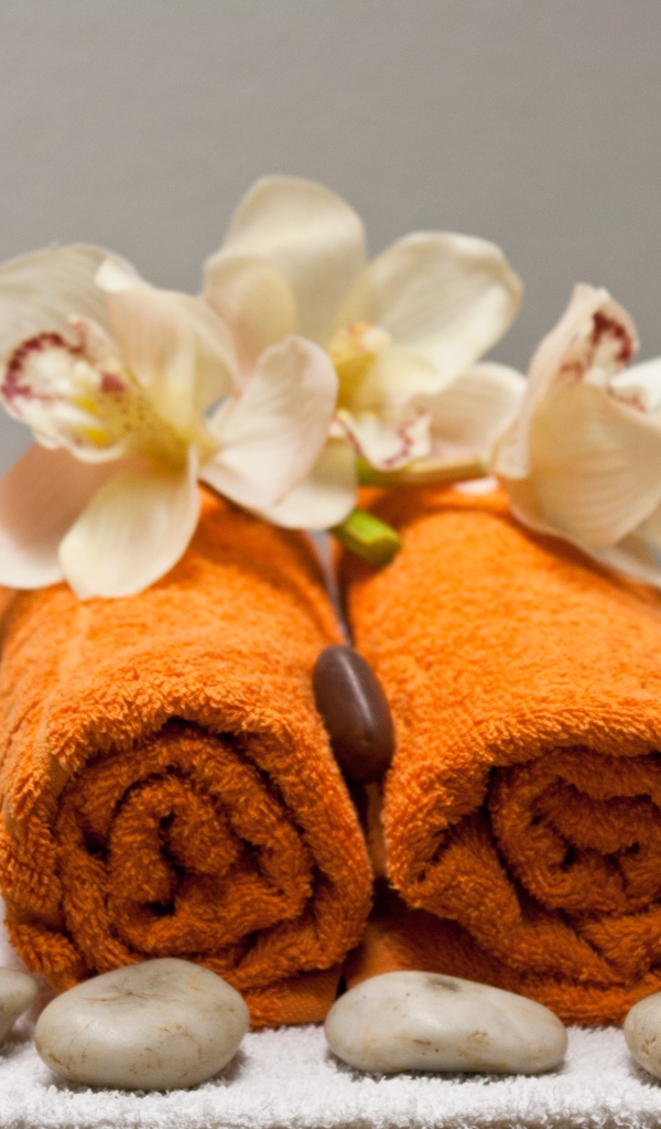 Полотенце, свечи, статуэтка и камни для SPA