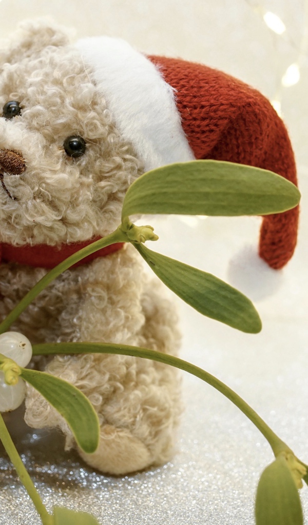 Игрушечный медведь с листьями