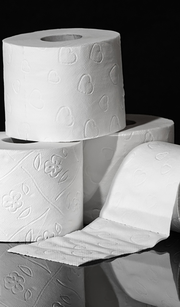 Белая туалетная бумага на черном фоне