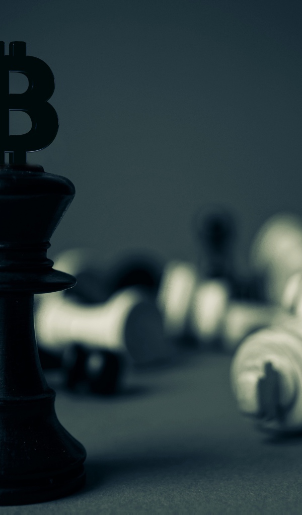 Деревянные шахматы биткоин на сером фоне 