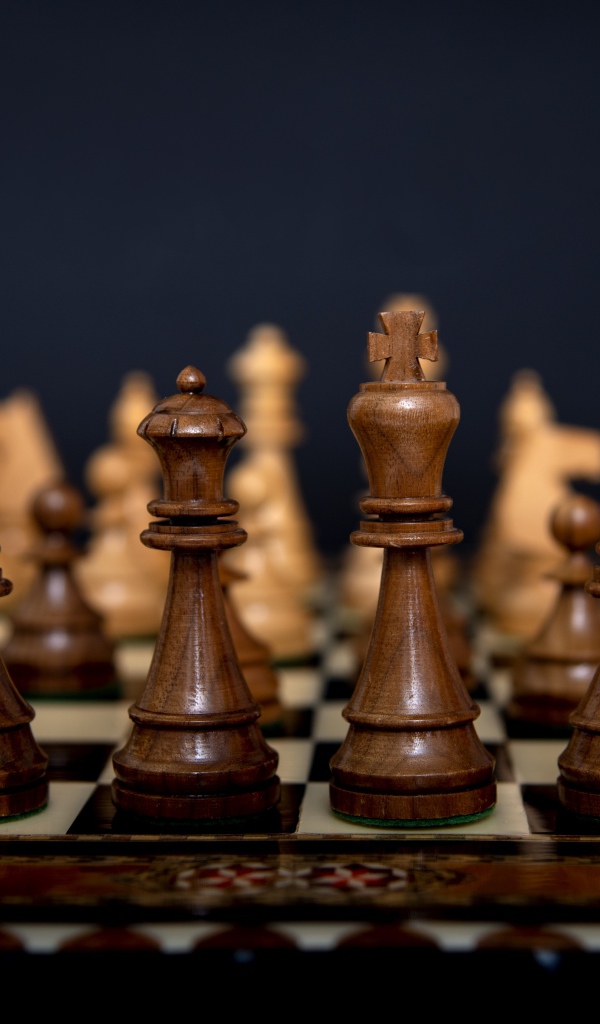 Деревянные дорогие шахматы на доске 