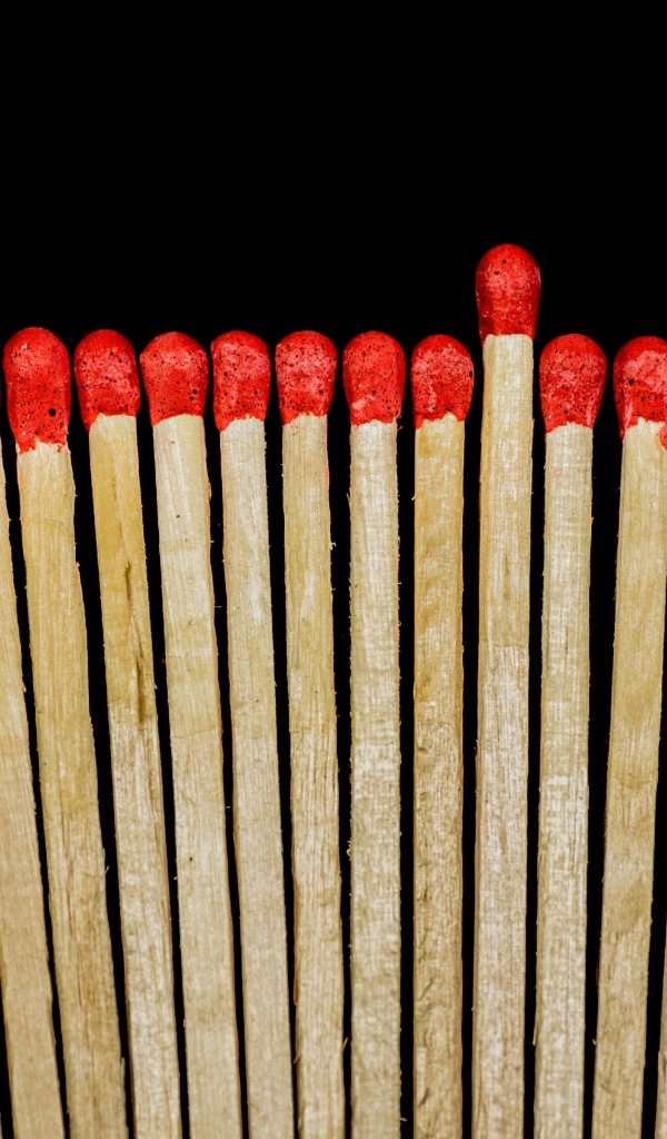 Деревянные спички с красной серой на черном фоне