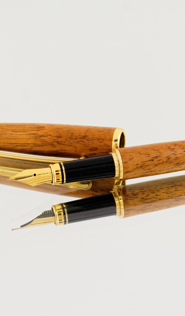 Деревянная ручка перо на сером фоне