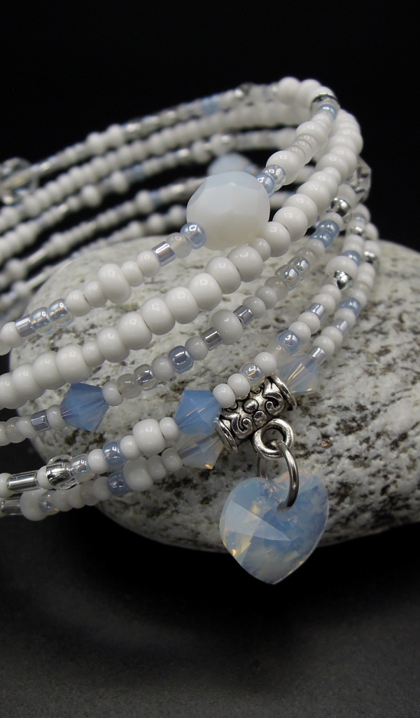 Браслет на руку с камнем на черном фоне