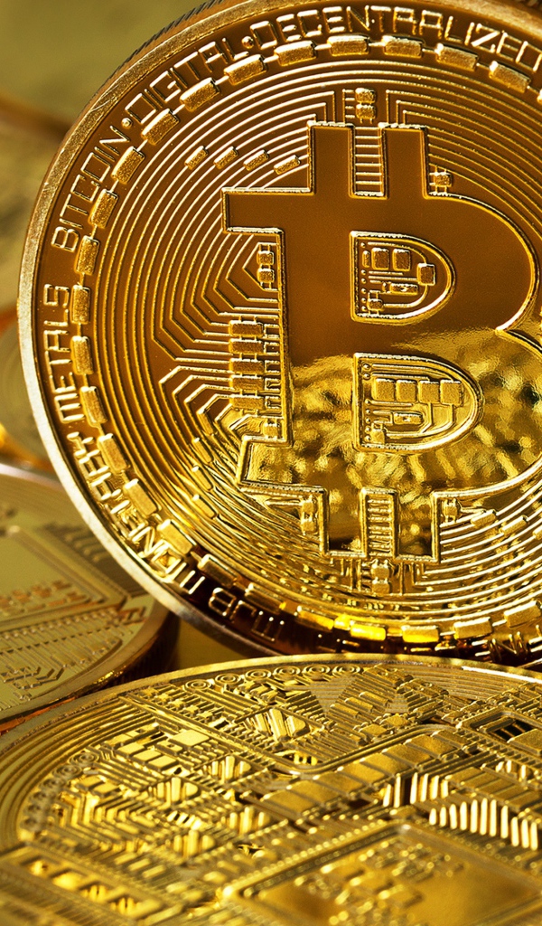 Большая  монета биткоин крупным планом