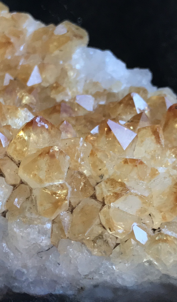 Кристаллы аметиста крупным планом