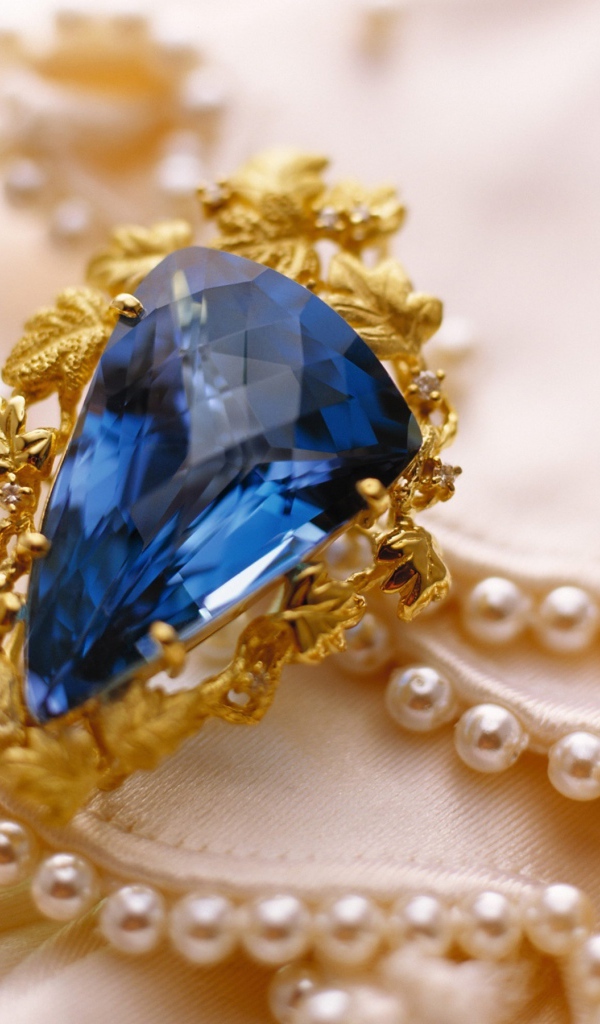 Красивое украшение с синим камнем 