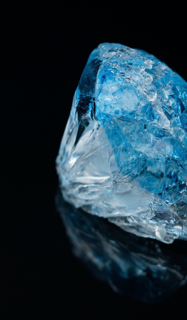 Голубой драгоценный камень на черном фоне