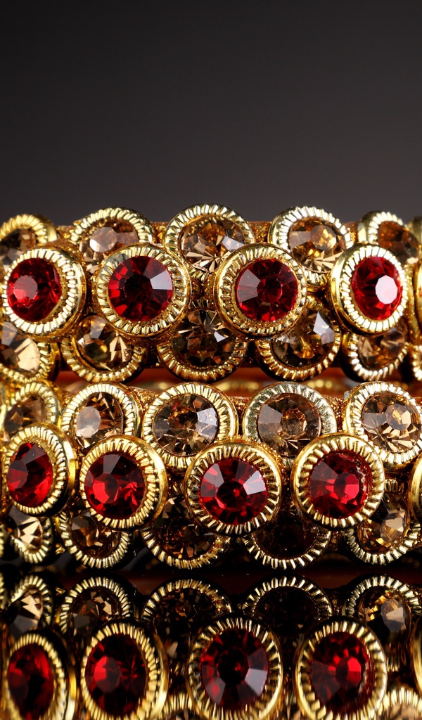 Золотое украшение с красным рубином