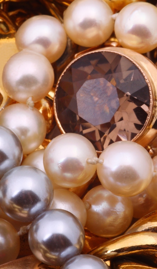 Много драгоценных камней и жемчуга