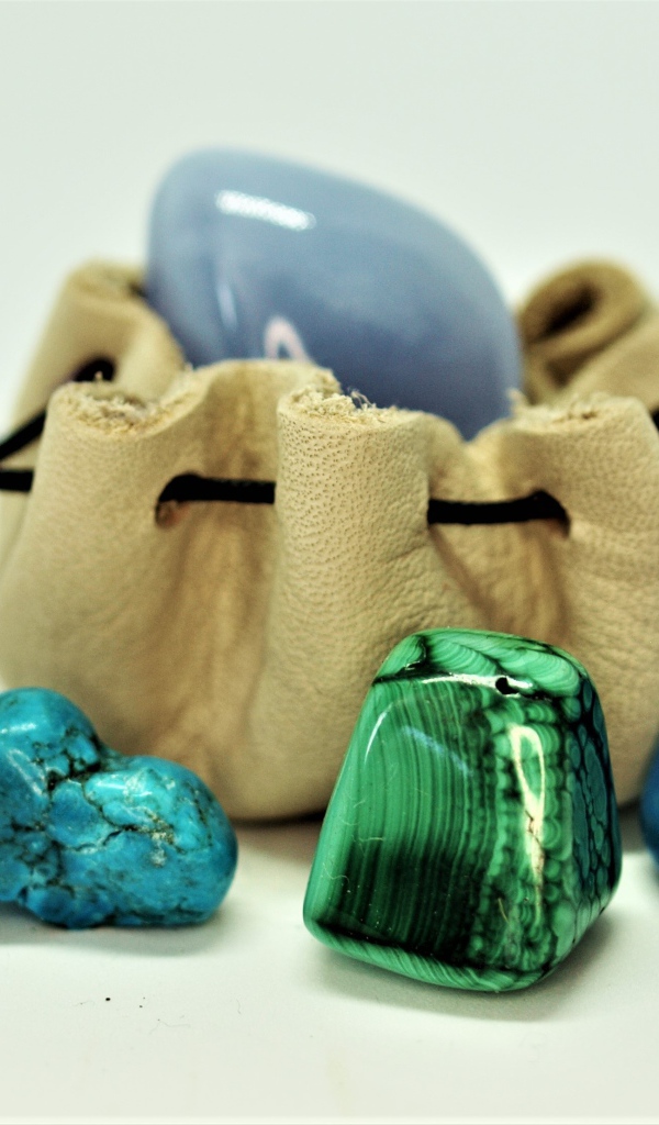 Натуральные камни бирюза на белом фоне