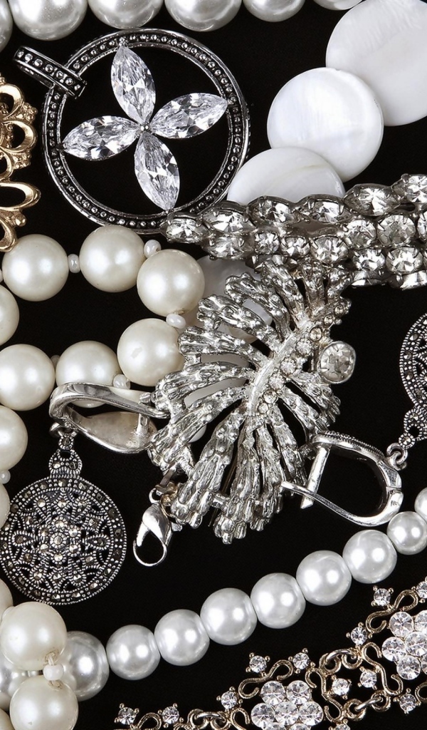 Жемчуг и драгоценности на черном фоне