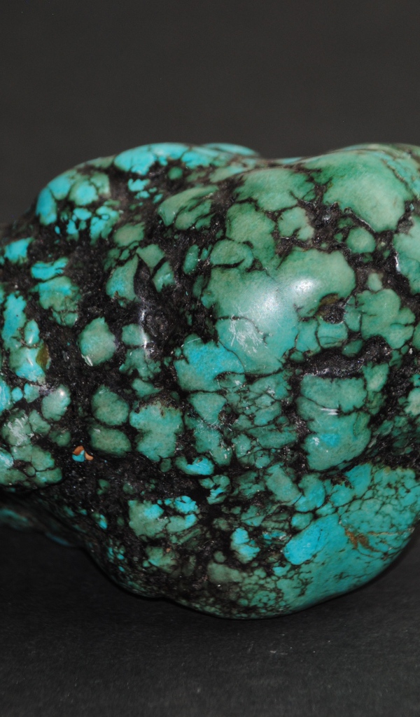 Драгоценный камень бирюзы на сером фоне