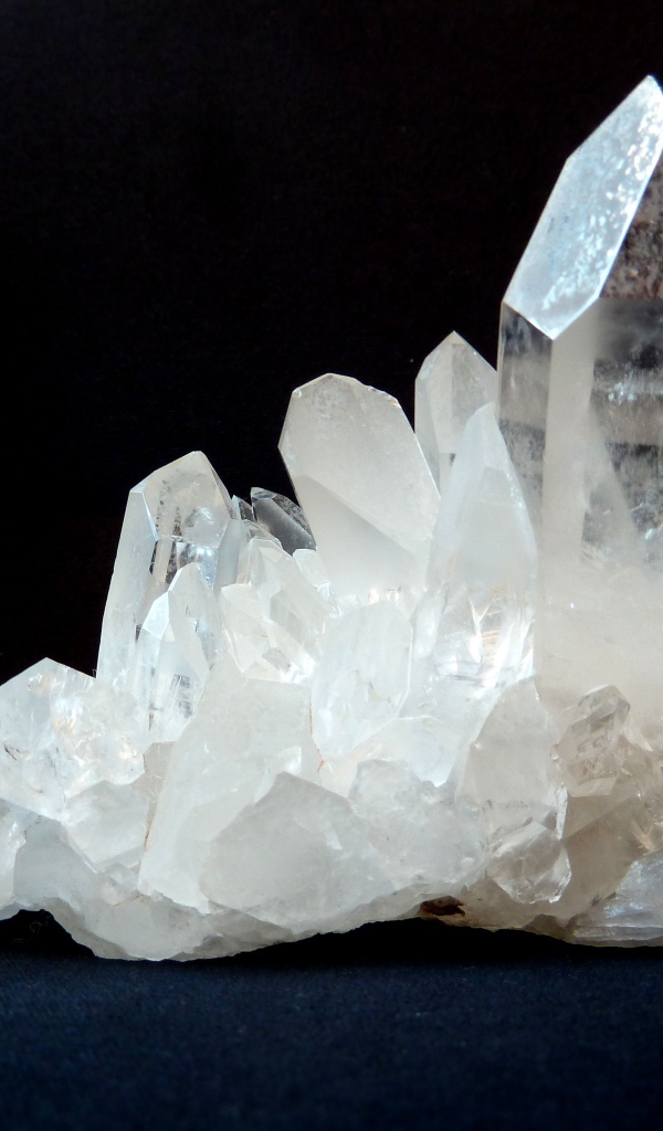 Белые драгоценные кристаллы на черном фоне