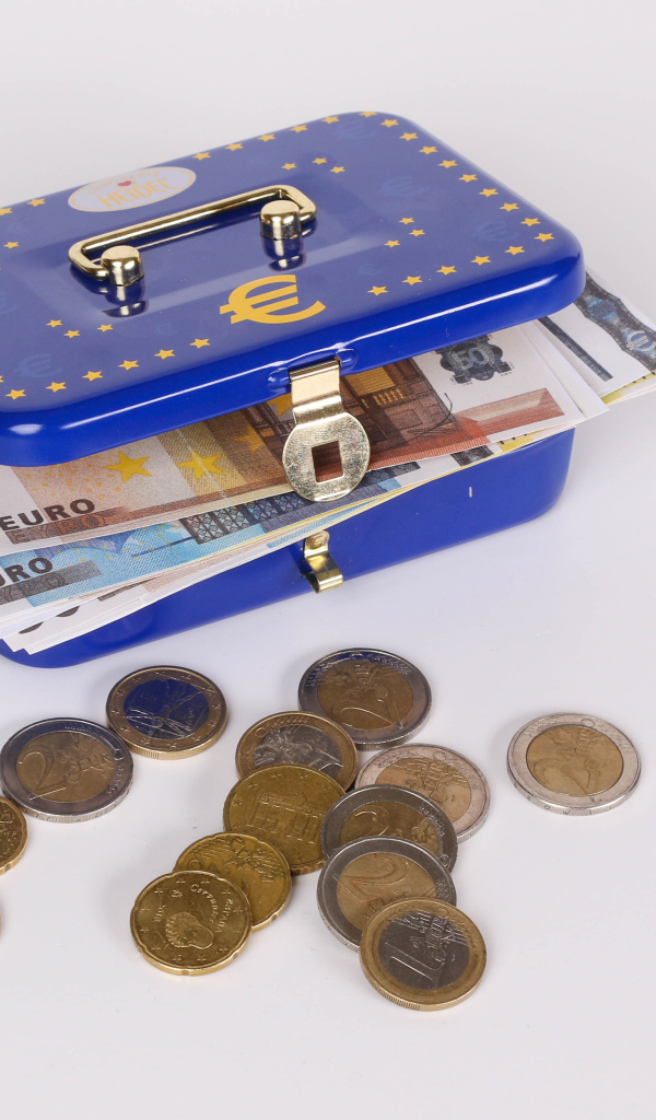 Синяя копилка чемодан с деньгами и монетами на сером фоне