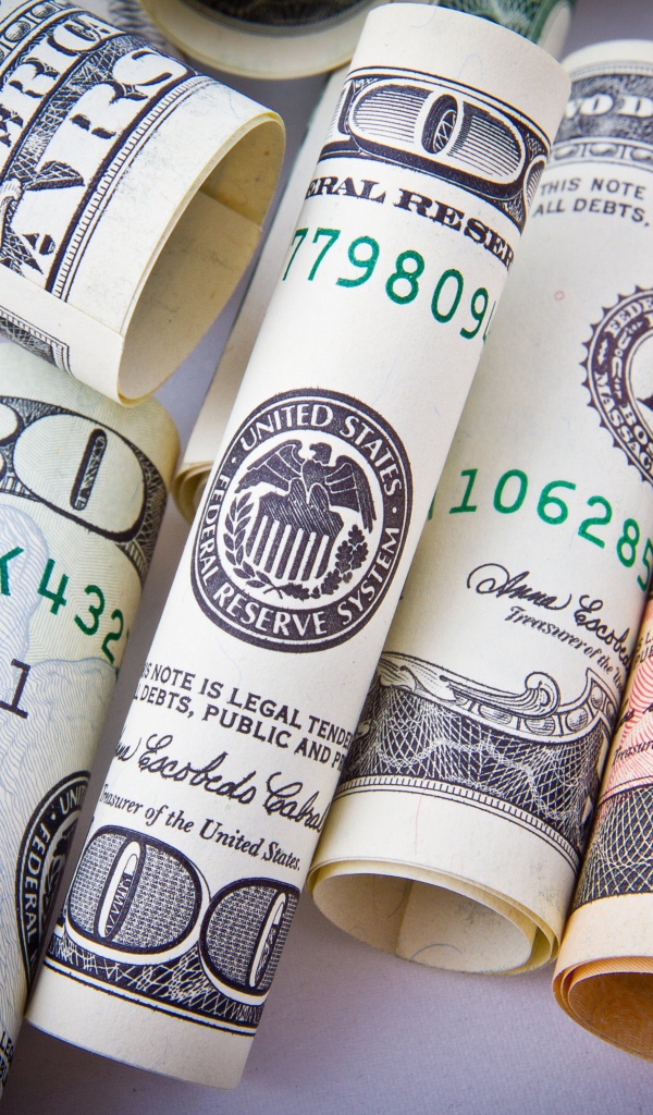 Доллары скрученные в трубочку на столе