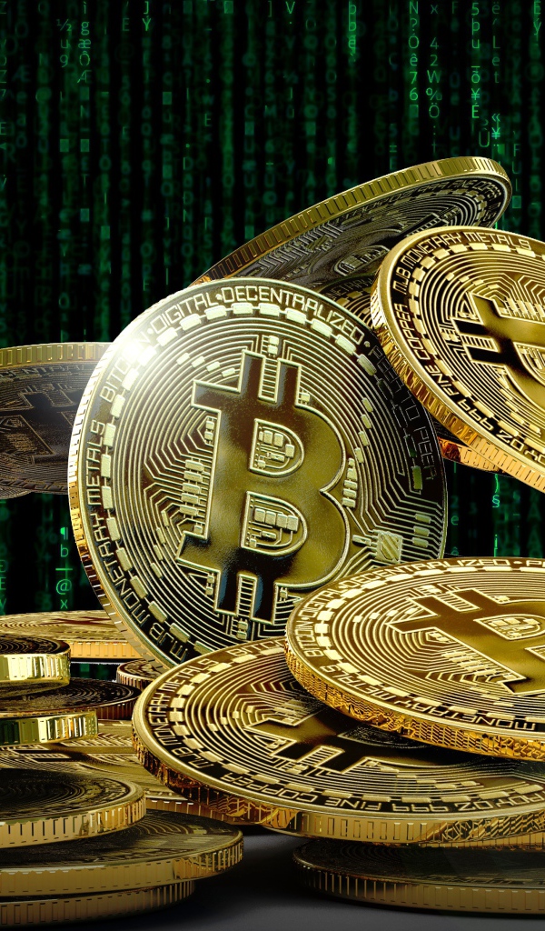 Много золотых монет биткоин  крупным планом