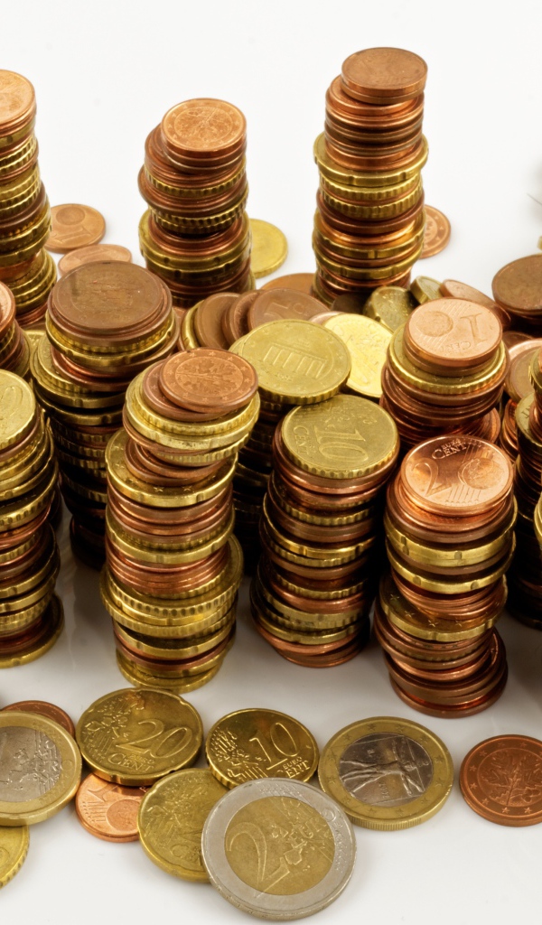 Много блестящих  монет евро на белом фоне