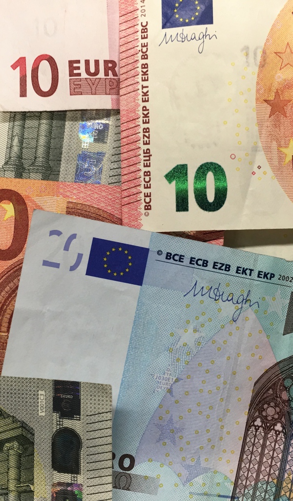 Разноцветные купюры евро крупным планом 