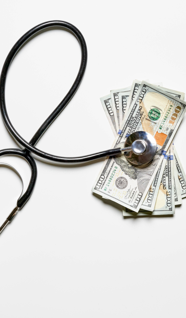 Фонендоскоп с долларами на белом фоне