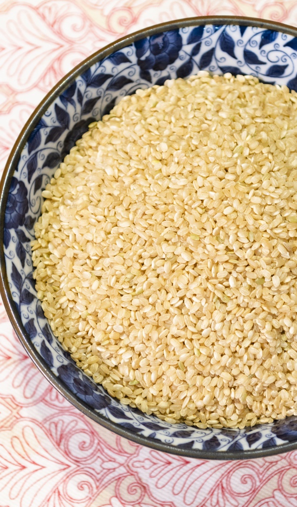 Тарелка кунжутных зерен на столе 