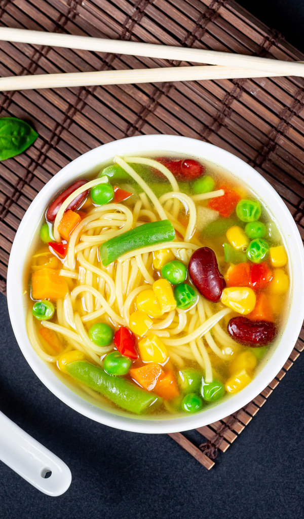 Аппетитный китайский суп с овощами