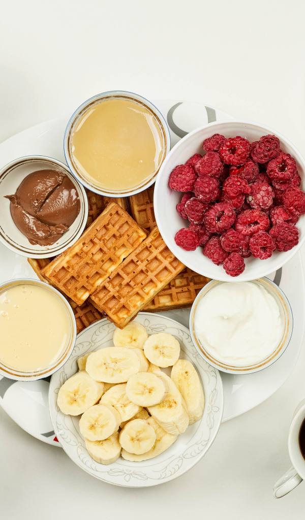 Аппетитный завтрак на белом столе